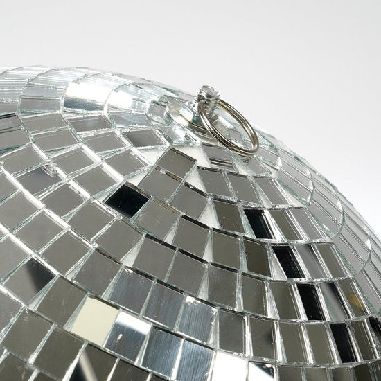 Mica Decorations Discobal Weihnachtskugel – Weihnachtskugeln für eine stimmungsvolle Weihnachtsdekoration zu Hause – Weihnachtsbaumschmuck mit Spiegelglanz-Effekt – Ø 50 cm – Silber – Vormontiert