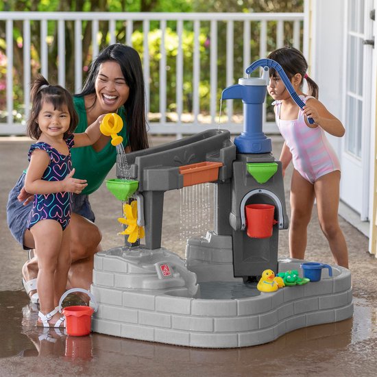 Step2 Pump & Splash Discovery Stone Pond Wassertisch – Mit Wasserpumpe, Eimer und 10 Zubehörteilen – Wasserspieltisch für Kleinkinder – Spielzeug für draußen ab 2 Jahren – Aktivitäts-Wassertisch für den Garten / den Außenbereich