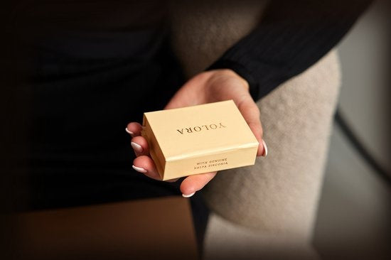 Yolora Damen Ohrringe Kreuz - Kalpa Camaka Kristalle - Silber - 18K Weißgold vergoldet - Damen Ohrringe Silber - Schmuck - Luxus-Geschenk-Box - Geschenk-Box - Schöne Geschenk-Verpackung - Geschenk zum Muttertag