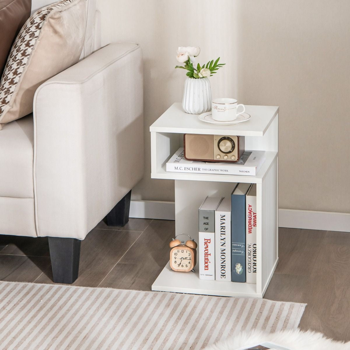 S'-förmiger Wohnzimmer Bank Beistelltisch mit 2 offenen Gewölben Kleiner Couchtisch mit geometrischem Design Weiß