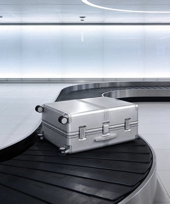 ONYX Hybrid Pro Handgepäckkoffer mit Frontfach, 38 Liter – aus recyceltem Polycarbonat und ohne Reißverschluss – Reisekoffer mit TSA-Schloss und Spinner-Rädern – leichter Trolley mit Laptopfach – Orbit Silver