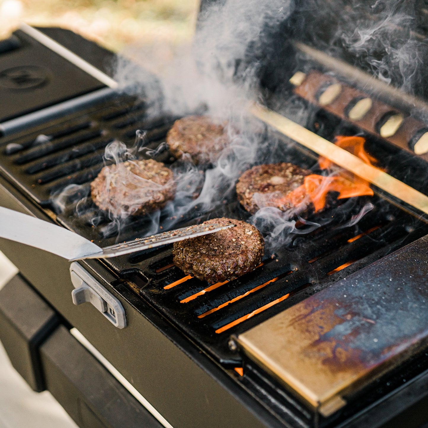 Masterbuilt Tragbarer digitaler Holzkohle-Räucherofen & Grill mit Sockel - Schwarz - 60 x 43 x 45 cm