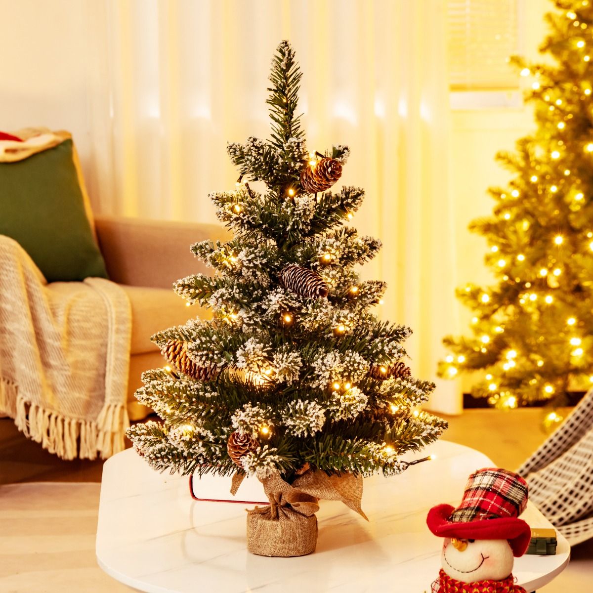 Coast Künstlicher Weihnachtsbaum Tischplatte 64 cm Grün - Mini-Weihnachtsbaum mit Schnee - 50 LED-Lichter - 8 Lichtstufen