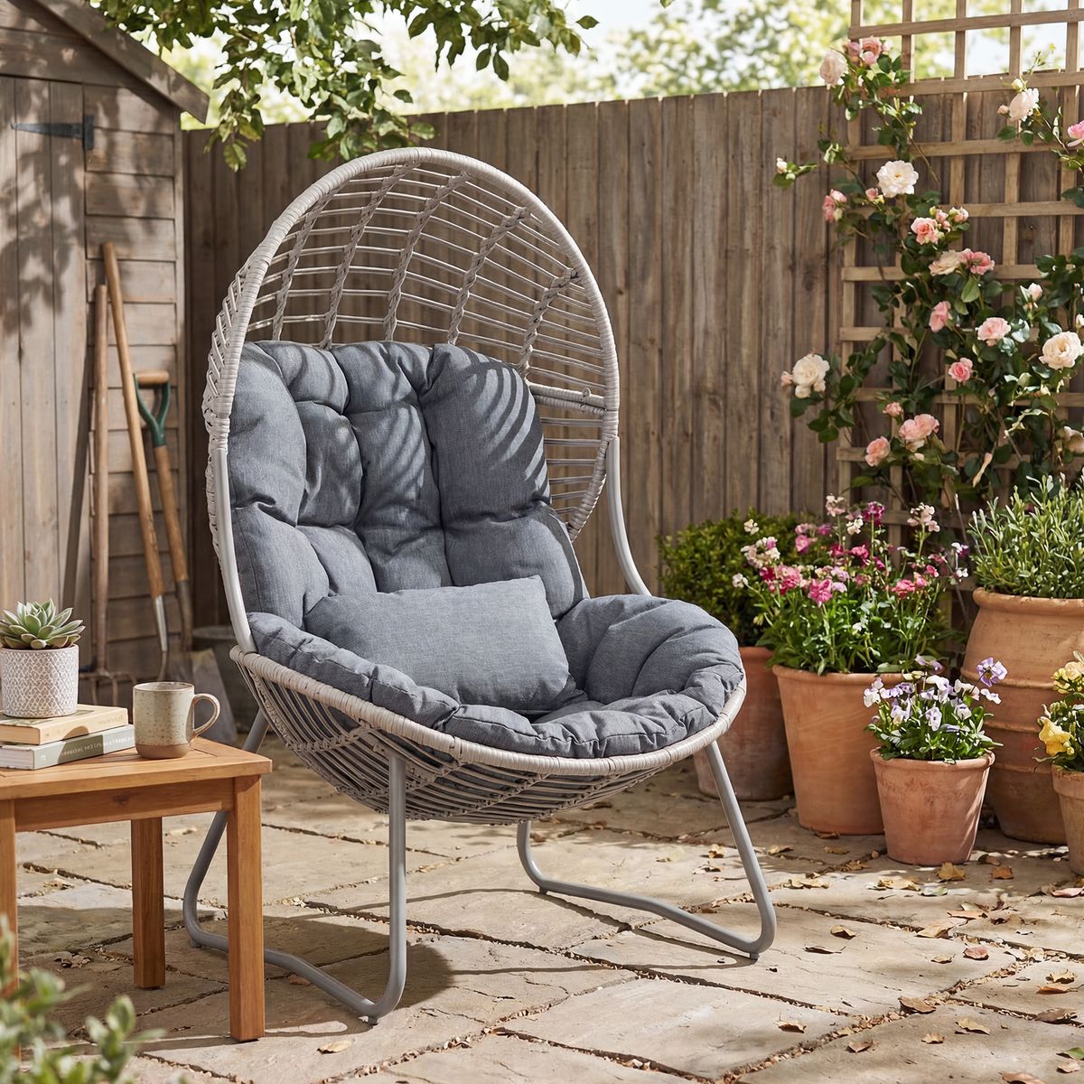 Coast Rattan-Liegestuhl – eiförmiges Design – abnehmbare Kissen – grau