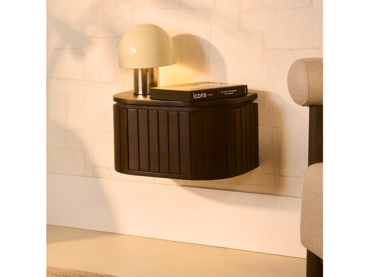 Multifurn Hängender Nachttisch Mokka – 45 x 30 x 25 cm – Dunkelbraunes Mangoholz mit Latten-Design und runder Form – 1 Stück