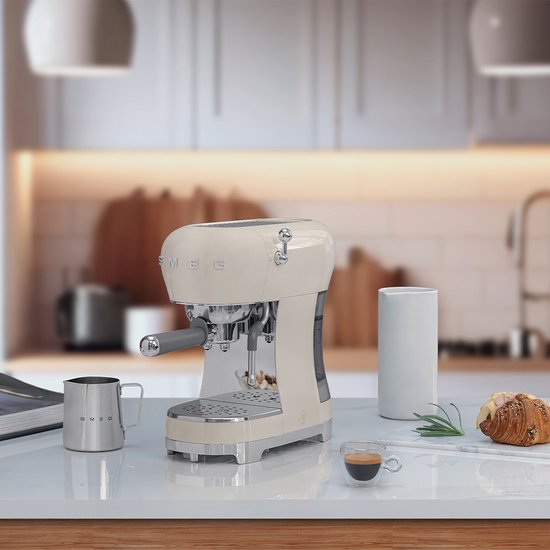 SMEG ECF02CREU Manuelle Espressomaschine – Kolbenmaschine – 15 bar – Thermoblock – Dampfdüse – Geeignet für gemahlenen Kaffee und E.S.E.-Pads – Stil der 50er Jahre – Creme