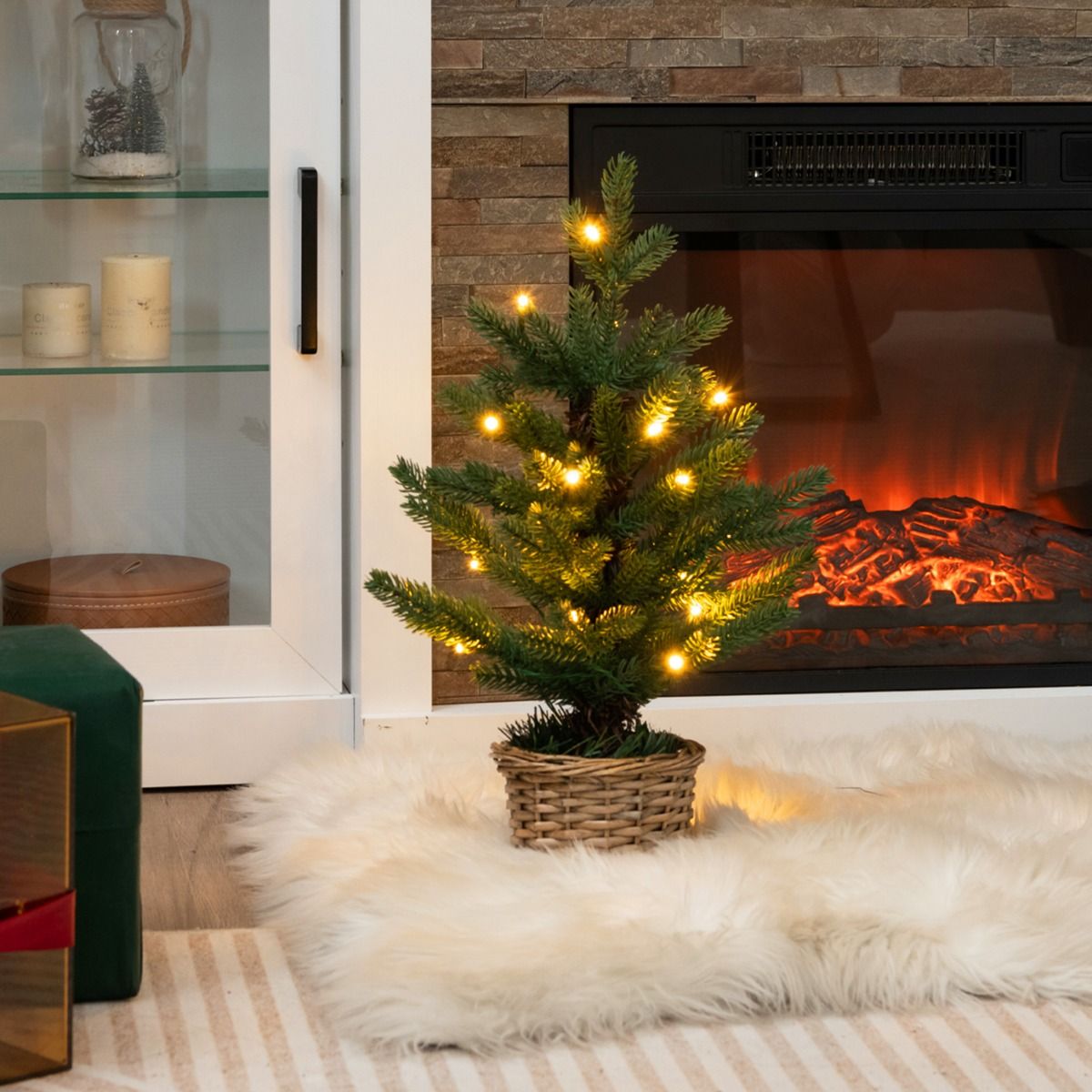 Coast Illuminated Künstlicher Mini-Weihnachtsbaum im Topf - 48 cm hoch - Grün/Natur - 96 Zweigspitzen - 20 warmweiße LED-Lichter - Timer - Weidentopf
