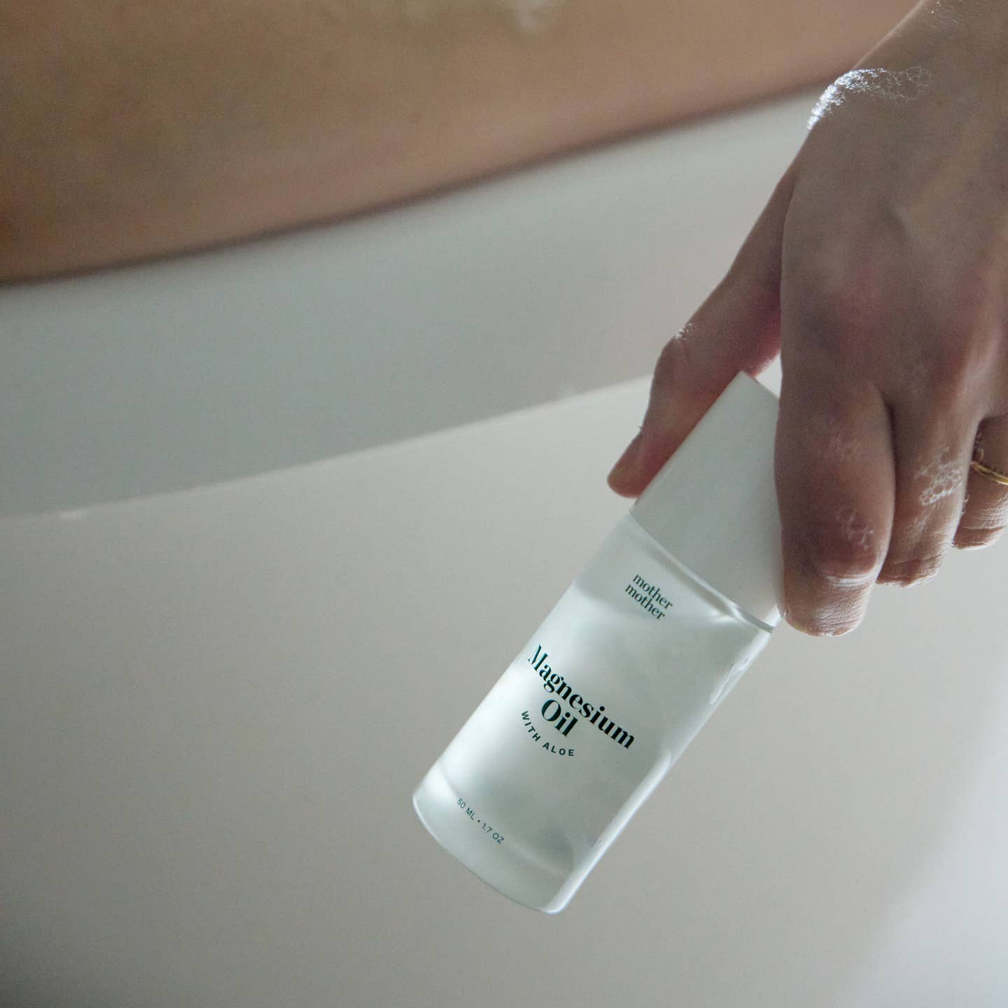 Mother Mother Magnesiumöl-Roll-on mit Aloe und Rosenquarz-Roller – 50 ml – Transparente Glasflasche