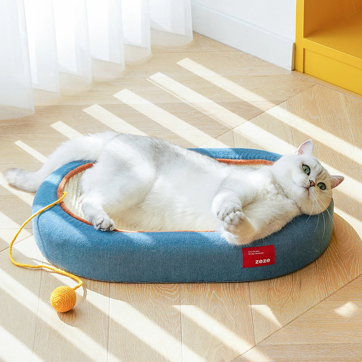 zeze Denim-Jute-Kratzbrett für Katzen – Gebogene Kratzfläche mit Spielbällen – 58 x 38 x 9 cm