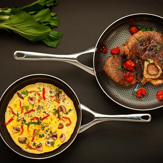 Crowd Cookware - Blackbeard Pfannenset - Ø24 + 28 cm - Edelstahl - Kratzfest und antihaftbeschichtet - Geeignet für alle Wärmequellen einschließlich Backofen - Spülmaschinenfest