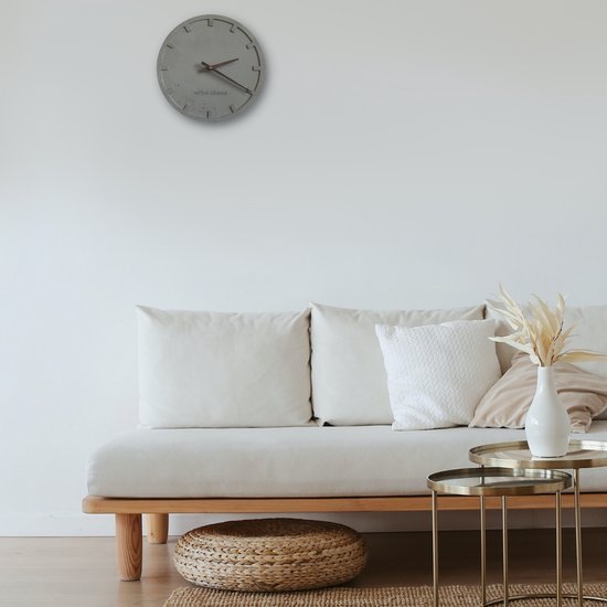Urbn Stone Betonuhr - stille minimalistische Uhr Ø32 - handgefertigt mit Holzzeigern - leises Uhrwerk