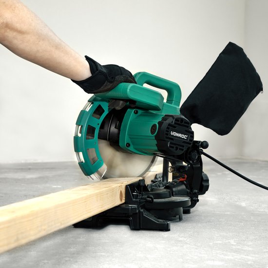 VONROC Kappsäge - Gehrungssäge - 1700W - Ø216MM - 4900 /min - Mit Laser, Tischverlängerung & Tiefeneinstellung - Inklusive Sägeblatt und Werkstückspanner