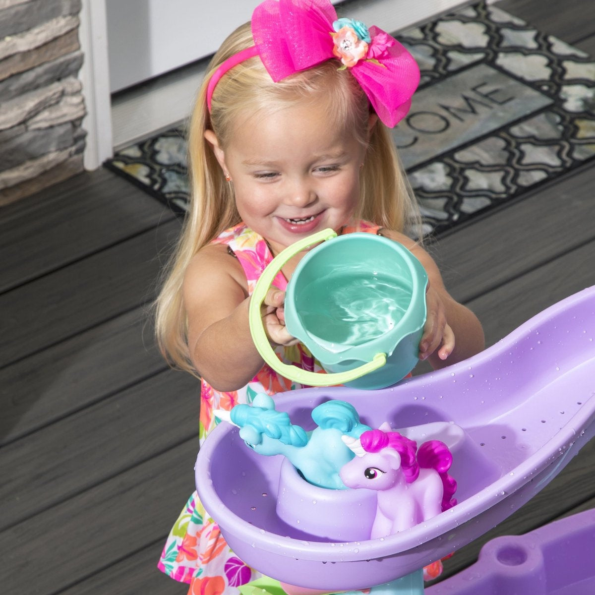 Step2 Rain Shower Splash Unicorns Wassertisch - Einhorn mit 13-teiligem Zubehörset - Wasserspielzeug für Kinder - Spieltisch mit Wasser für Garten/Außenbereich