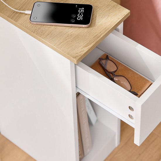 SoBuy Schlanker Nachttisch mit Ladestation, Schmaler Beistelltisch mit Standardsteckdose, USB-Anschluss und Type-C-Anschluss für Schlafzimmer und Wohnzimmer, B20 x T35 x H60 cm, Weiß, FBT111-E-WN