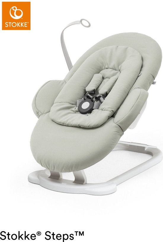 Stokke® Steps™ Wippstuhl – Soft Sage/Weißes Gestell