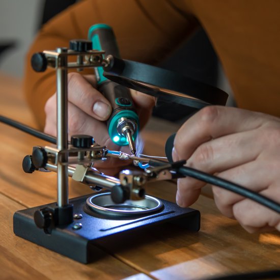 VONROC Lötkolben 4V – Max. 450°C – Inkl. Lötkolbenhalter mit Schwamm, Lötzinn und Spitzen