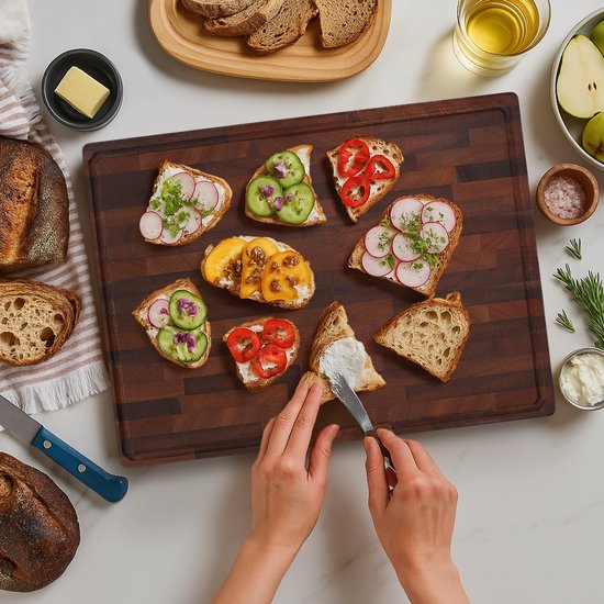 Deleca Nussbaum Kupferholz Schneidebrett - Doppelseitig mit Saftrinne / Griffe - Großes und dickes Schneidebrett - Für Küche, Langlebige Schneidebretter, Servierbrett, Käsebrett, Getränkebrett, Tapasbrett - Nussbaumholz - Ohne Kunststoff - 51x38x3,8 cm