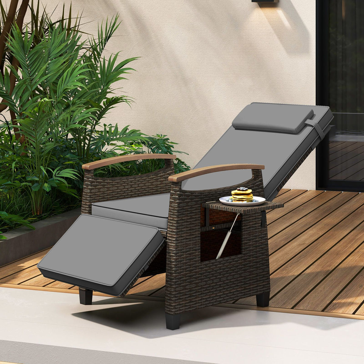Coast Relaxsessel aus Rattan, grau – Verstellbare Rückenlehne 150° – Mit Fußstütze und Beistelltisch – 79–142 × 60 × 105–72 cm