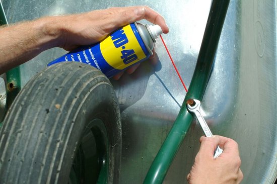 WD-40® Multi-Use Product Classic – Vertreibt Feuchtigkeit – Behebt Quietschen und Knarren – Schützt vor Rost und Korrosion – Entfernt Schmutz – Silikonfrei – 100 ml