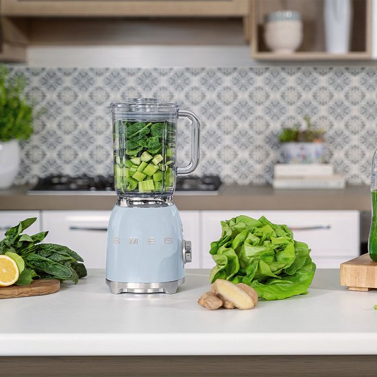 SMEG BLF03PBEU Mixer – Smoothie-Mixer – 800 W – 1,5 l Tritan™-Behälter – 4 Geschwindigkeitsstufen – Eiszerkleinerungs- und Smoothie-Funktion – im Stil der 50er Jahre – Pastellblau