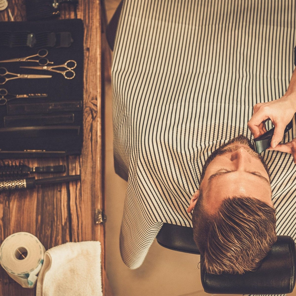 Relaxdays Bartpflege / Maniküre-Set 11-teilig - Pflegeset für Männer - inklusive Bartschere / Bartkamm / Rasiermesser im Lederetui
