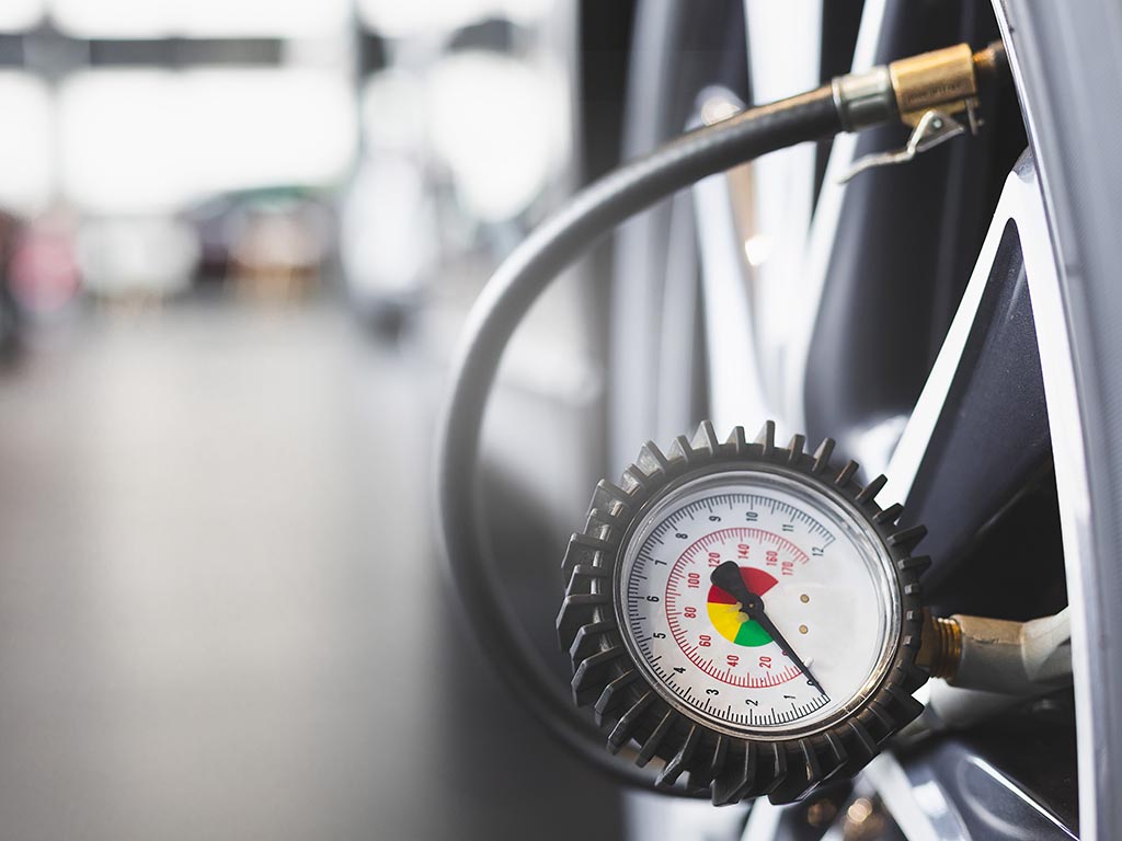 Stanley Luftpistole W150533xstn – Ausgestattet mit integriertem Manometer, einem 1/4-Zoll-Anschluss und einem ergonomischen Griff – Für Autoreifen und Luftmatratzen – Schwarzes Metall – 100 Liter pro Minute