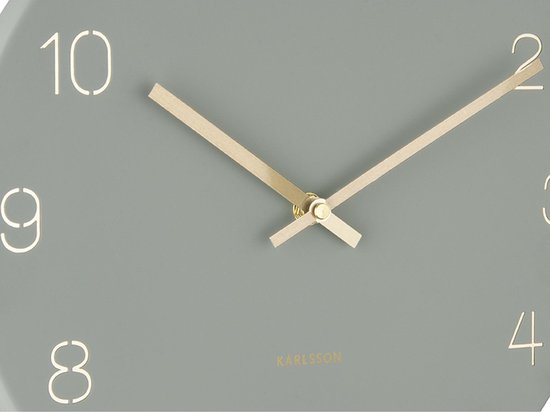 Karlsson Wanduhr „Charm“ – Gravierte Ziffern, Dschungelgrün – Small – Ø 30 cm – Wanduhr im skandinavischen Stil