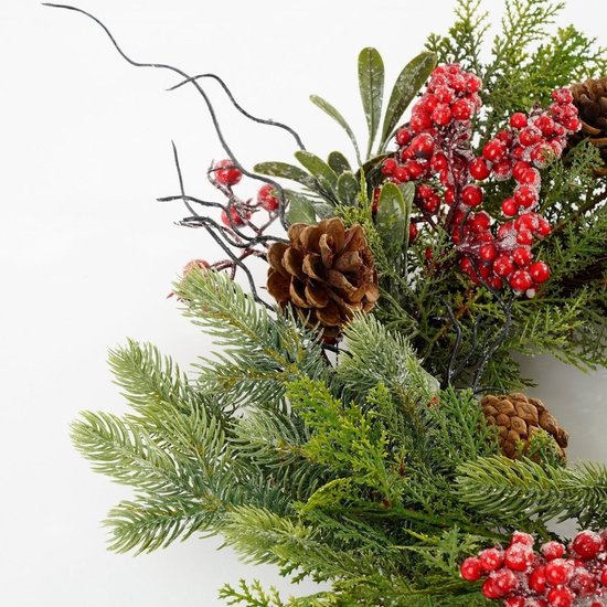 Mica Decorations Randell Weihnachtskranz – Weihnachtsdekoration mit Schneeeffekt – Einfach aufzuhängender Türkranz – Dekoration mit Beeren und Tannenzapfen – Ø 50 cm – Rot