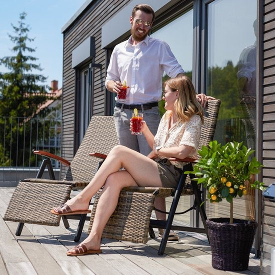 tectake Klappbarer Gartenstuhl aus Geflecht Aluminiumgestell und Fußstütze Grau