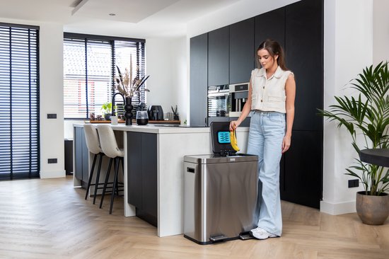 Deleca Recycling-Mülleimer mit 2 Fächern - 60 Liter (2x30) Abfallbehälter - Mülltrennung / Pfandbehälter / Tret-Abfallsammler - Mülleimer mit FreshAura Geruchskontrolle - Slow Close - Edelstahl Silber