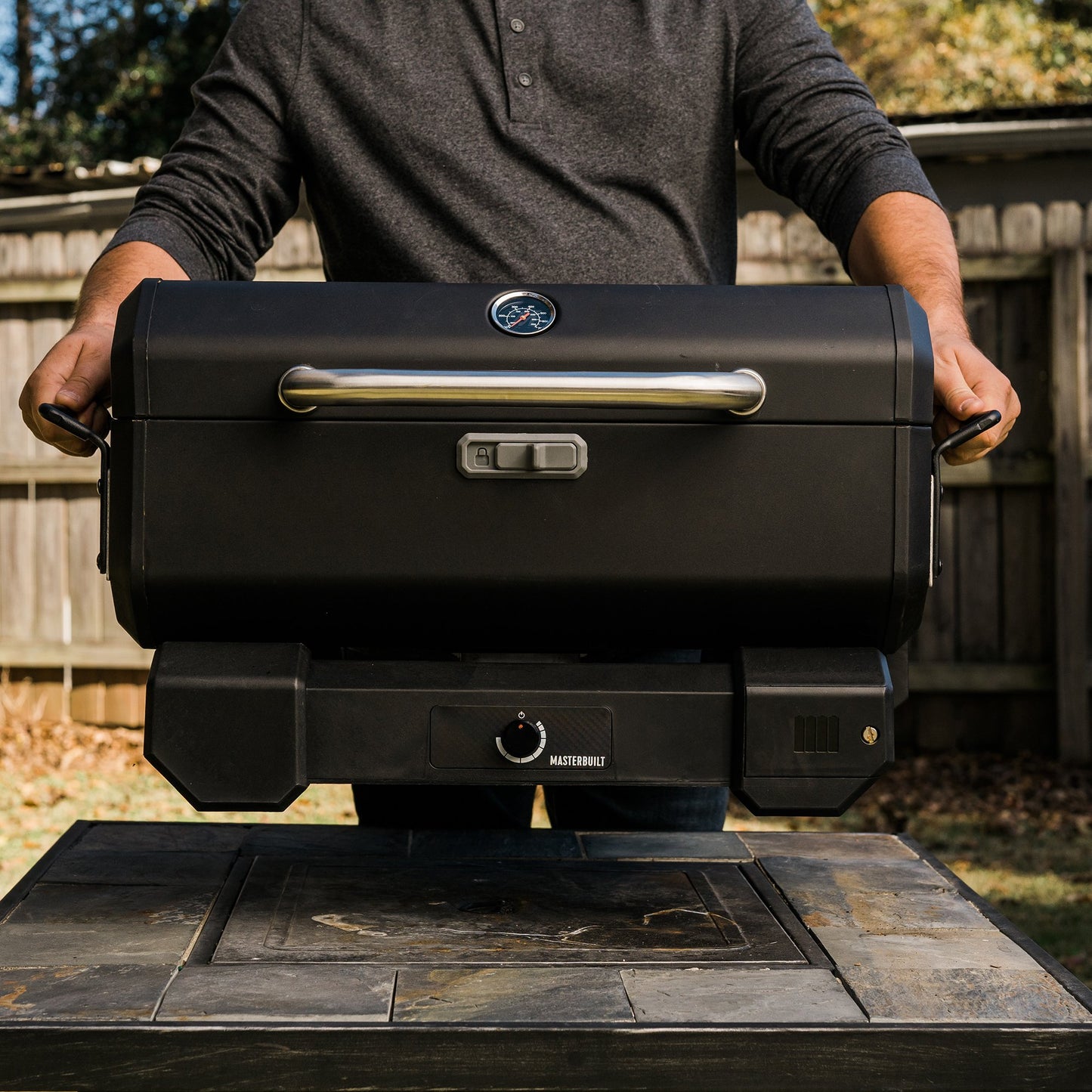 Masterbuilt Tragbarer digitaler Holzkohle-Räucherofen & Grill mit Sockel - Schwarz - 60 x 43 x 45 cm