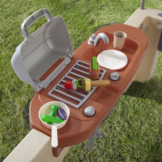 Step2 All Around Playtime Patio mit Überdachung – Spielhaus – Terrasse aus Kunststoff – Geeignet für Kinder im Rollstuhl und Kinder mit eingeschränkter Mobilität – Mit Spielküche und Zubehör – Sand- und Wasserspielzeug