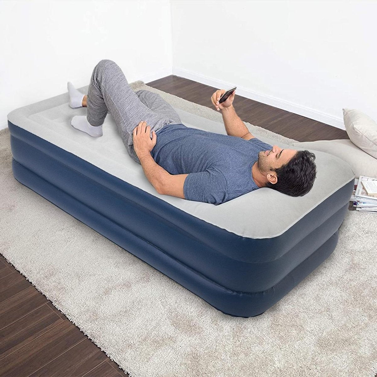 LifeGoods Luftmatratze - Für 1 Person - Mit integrierter Pumpe - Blau/Weiß
