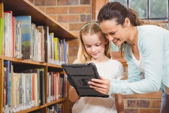 MAXCases Shield Extreme-X Schwarz mit Pencil / Buntstifthalter Apple iPad 8 (2020) / iPad 7 (2019)