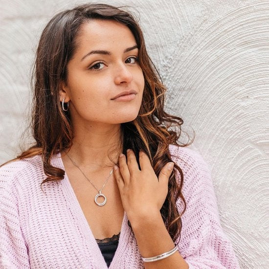 Damen-Halskette Yolora - mit rundem Anhänger - Kalpa Camaka Kristalle - Luxuriöse Geschenkbox - Silber