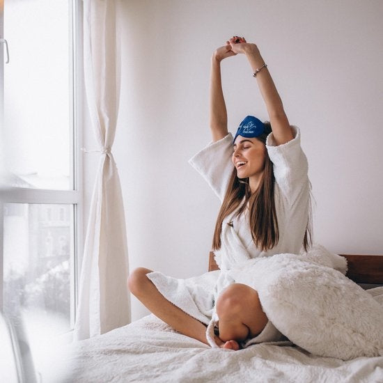 EL Life Seidig weiche Schlafmaske - 100% verdunkelnde Augenmaske - Dunkelblau mit Stickerei: "Gute Nacht ? schweißtreibende Träume"