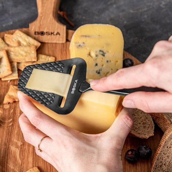 Boska Käsehobel Monaco+ Dark - Design-Käsehobel - Käsehobel für Hartkäse - Käsehobel dunkel - Edelstahl - Spülmaschinengeeigneter Käsehobel - Geschenktipp - Küchenutensilien - Küchenzubehör - 10 Jahre Garantie