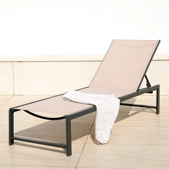 AXI Zane Liegestuhl Anthrazit/Braun – Pulverbeschichteter Stahlrahmen – Rückenlehne mit 5 Verstellpositionen – Liegefläche aus Textileen – 173 x 62 cm