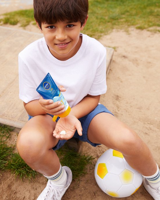 NIVEA SUN Kids Ultra Sonnencreme LSF 50 für Kinder – LSF 50+ – Sehr wasserfest – Sonnencreme für Gesicht und Körper – 150 ml