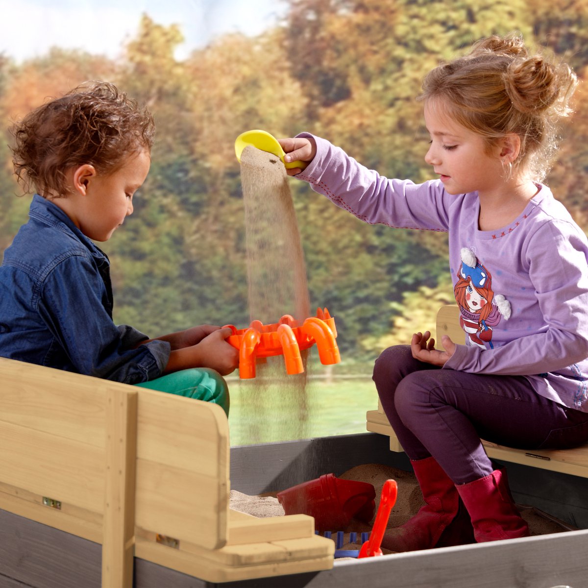 AXI Ella Sandkasten aus Holz 100 x 95 x 20 cm – Grau/Braun – Mit Deckel und 2 Sitzbänken – FSC-zertifiziertes Hemlock-Holz