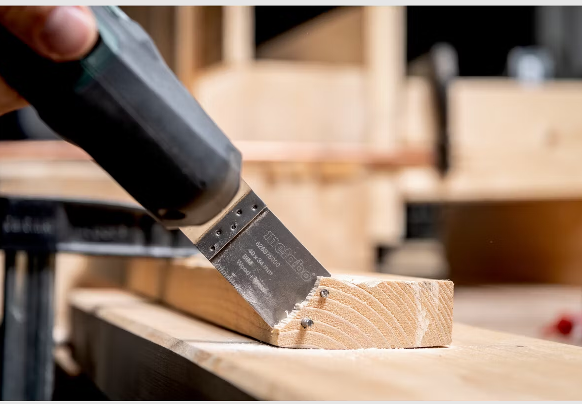 Metabo Accu-Multitool Body - 12 V - OMT-System - Mit LED-Beleuchtung und schlankem Griff - Zum Sägen, Schleifen und Schaben - Metall - Grün/Schwarz