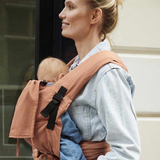 Stokke Limas Carrier Plus, Terrakotta – Version 2023 (OCS) – Babytrage mit Halbschnalle – Drei Tragevarianten – Sicher für Babys ab 1 Monat/4 kg bis 18 kg