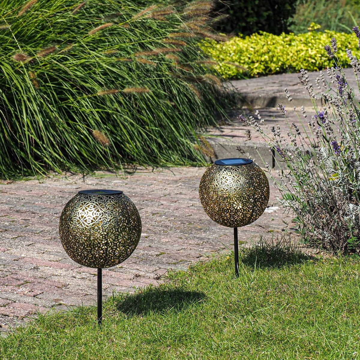 Gadgy Solar Gartenweg mit Erdspieß - Solar Gartenleuchten - 2er Set - 34 hoch - Bronzefarbenes Metall - Solarbetriebene Gartenleuchten - Led Außenbeleuchtung mit Sensor - Gartenfackel - Gartenpfahl - Gartenlaterne