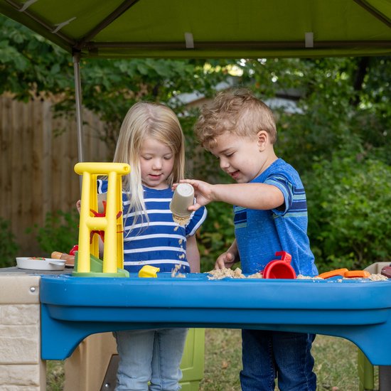 Step2 All Around Playtime Patio mit Überdachung – Spielhaus – Terrasse aus Kunststoff – Geeignet für Kinder im Rollstuhl und Kinder mit eingeschränkter Mobilität – Mit Spielküche und Zubehör – Sand- und Wasserspielzeug