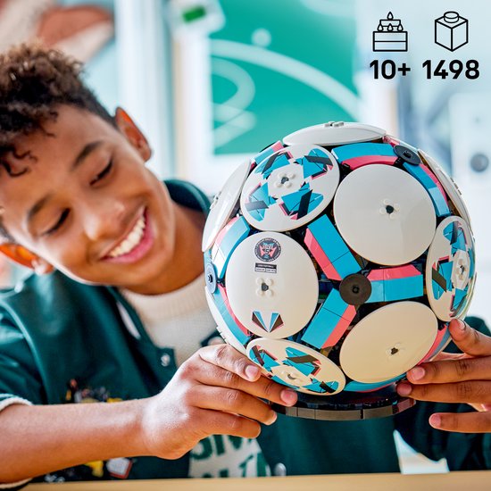 LEGO Editions Fußball – 3D-Display-Bausatz mit Mini-Stadion – Geburtstagsgeschenk für Jungen, Mädchen und Fußballfans ab 10 Jahren – 43019