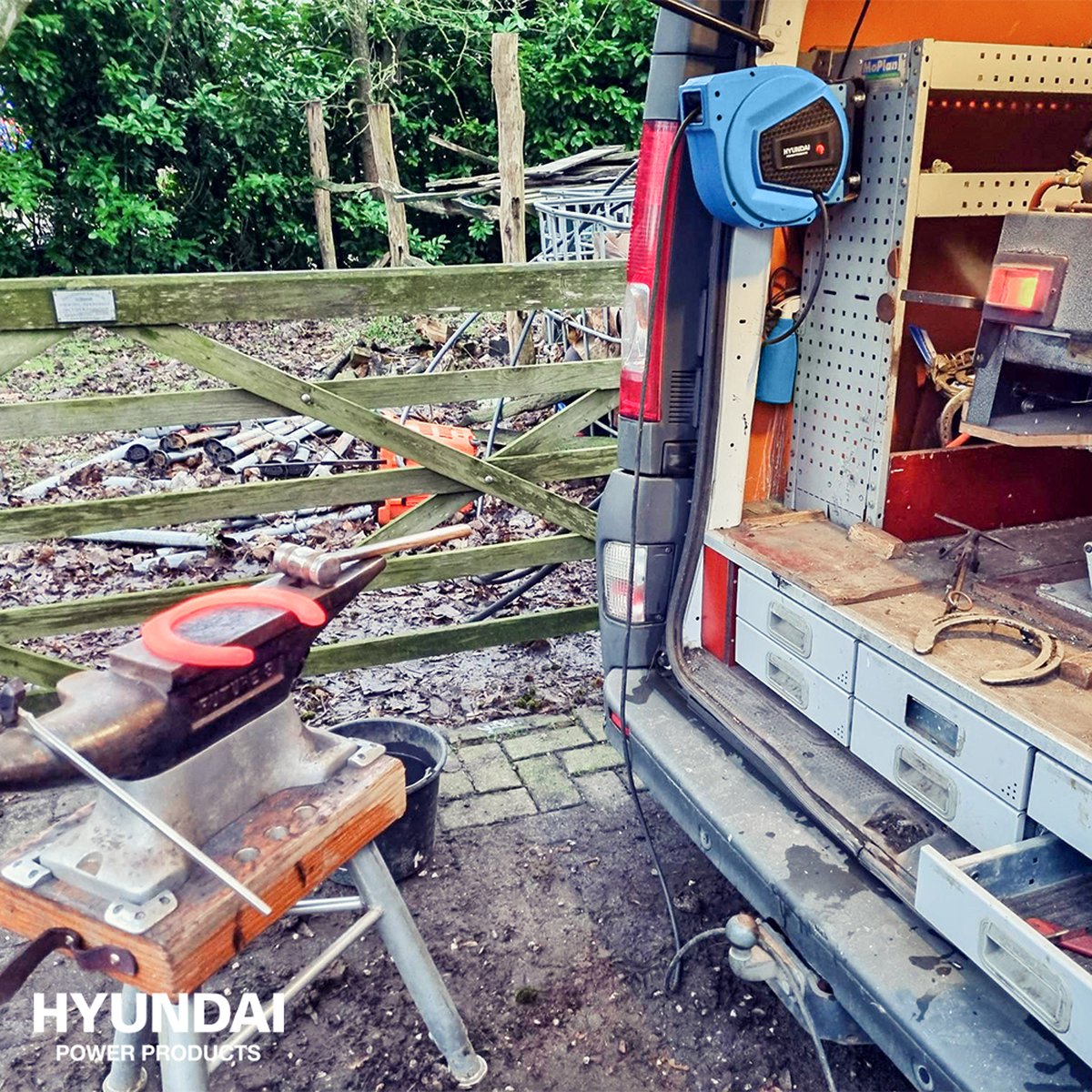 Hyundai Wandkabeltrommel 15 m 3x1,5 mm² automatisch einziehbar blau - schwenkbare Wandhalterung - 3200 W