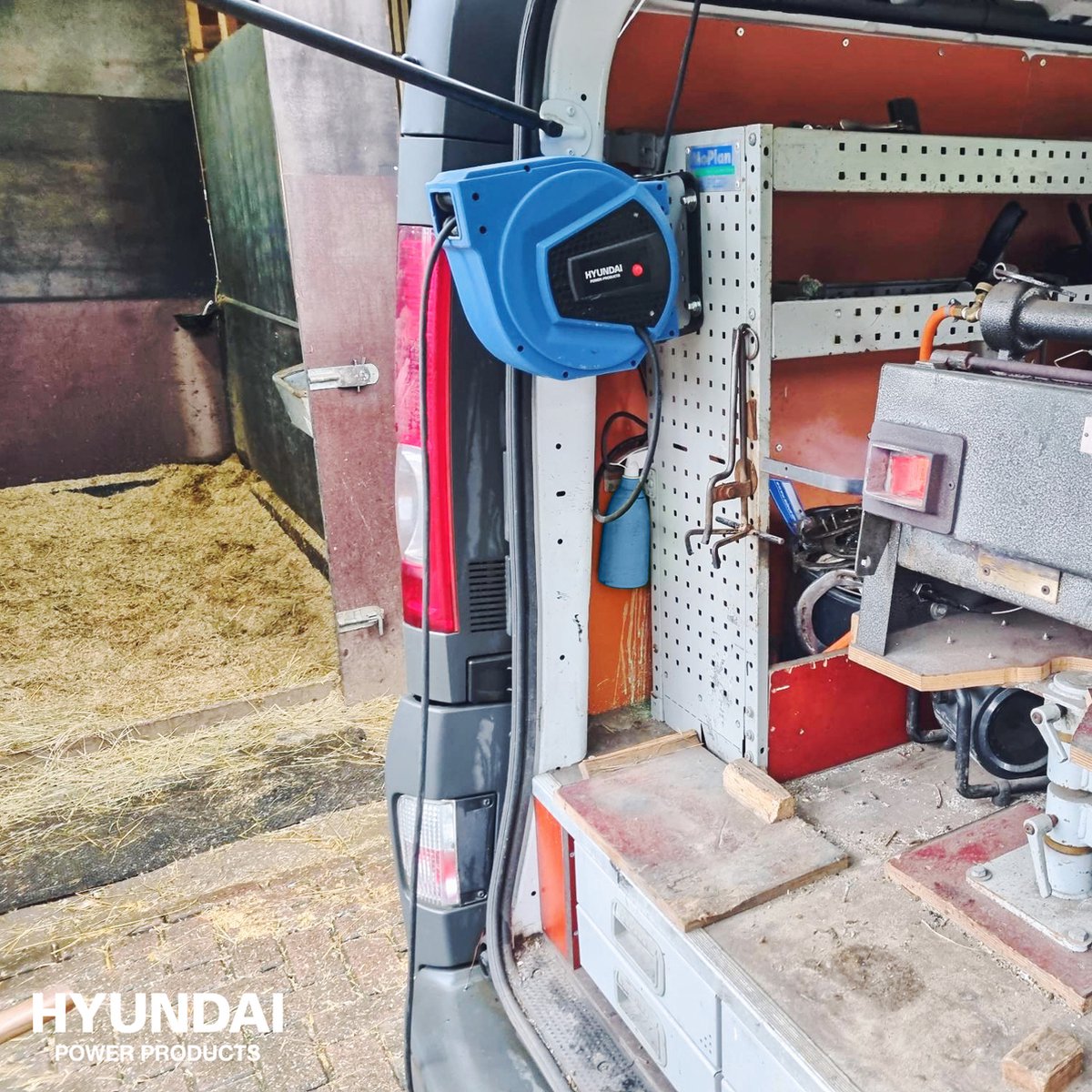 Hyundai Wandkabeltrommel 15 m 3x1,5 mm² automatisch einziehbar blau - schwenkbare Wandhalterung - 3200 W