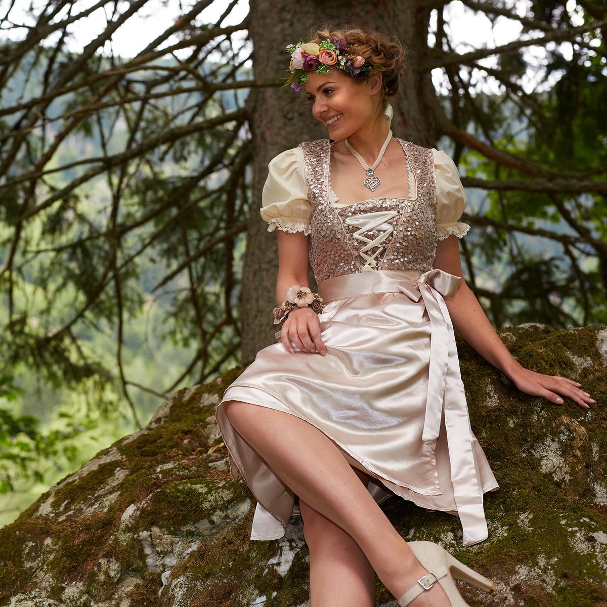 Dressforfun - Mini Dirndl Burgau Modell 1 - Eng anliegendes kurzes Dirndl in Beige mit Pailletten und glänzendem Satin - Größe XL