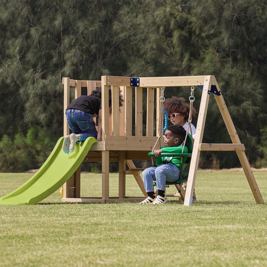 AXI Timo Mini-Spielgerät mit Babyschaukel, Kletterwand und Kreidetafel – Rote Rutsche – FSC-Holz – Kleines Spielgerät für den Garten / den Außenbereich