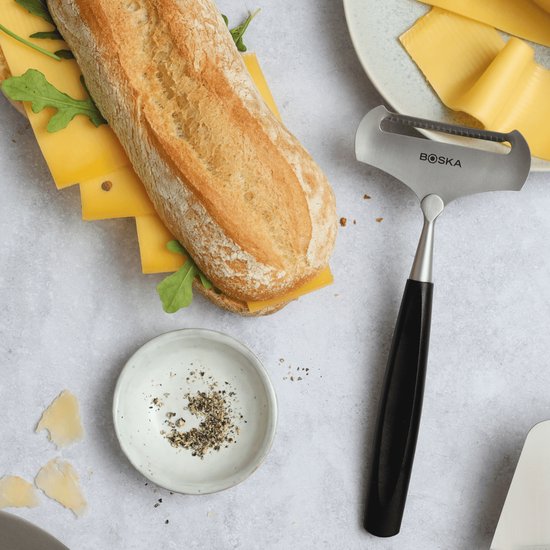 Boska Käsehobel Soft Milano+ - Käsehobel für jungen Käse - Edelstahl - Spülmaschinenfest - Käsehobel Schwarz - Geschenkideen - Küchengeräte - Küchenzubehör - 10 Jahre Garantie